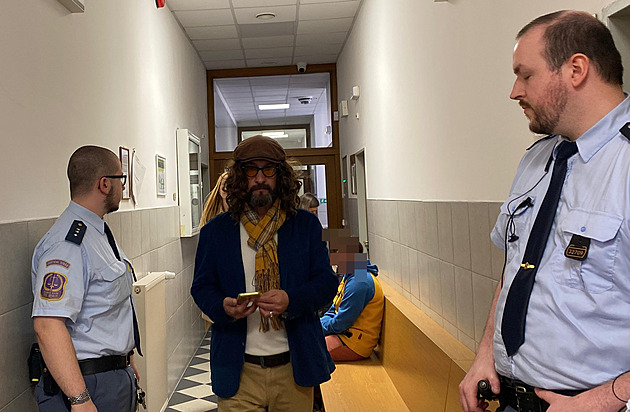 Jsem první občan, který nesmí hovořit, čílil se bůh šašek. Soud mu zakázal videa