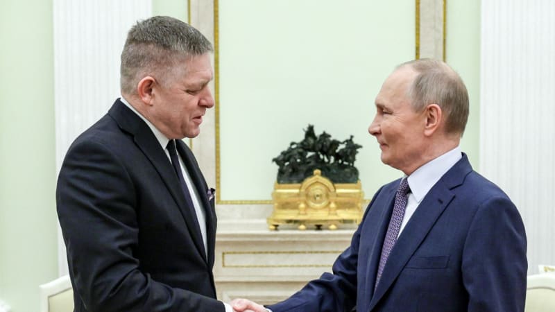 Fico přiletěl do Moskvy. Kyjev odhalil, jaký vzkaz má Putinovi vyřídit od Zelenského