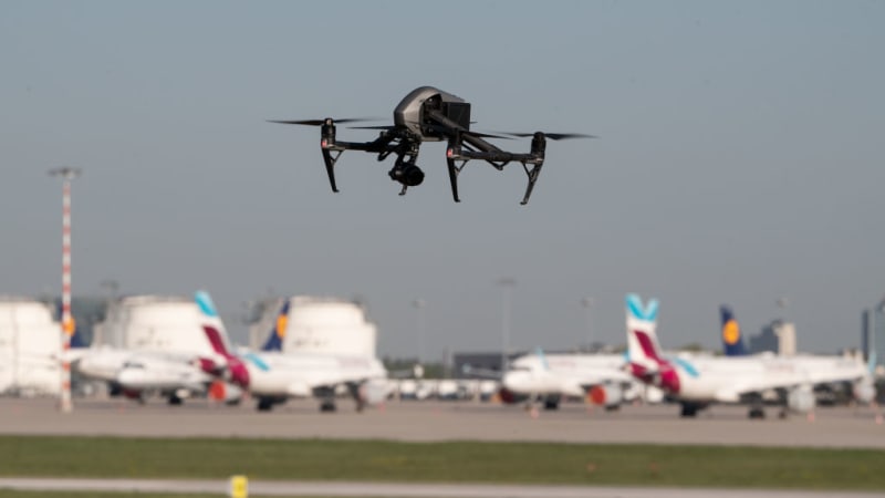 Poplach na letišti v Praze: Dron zásadně narušil provoz, policie zadržela jednu osobu
