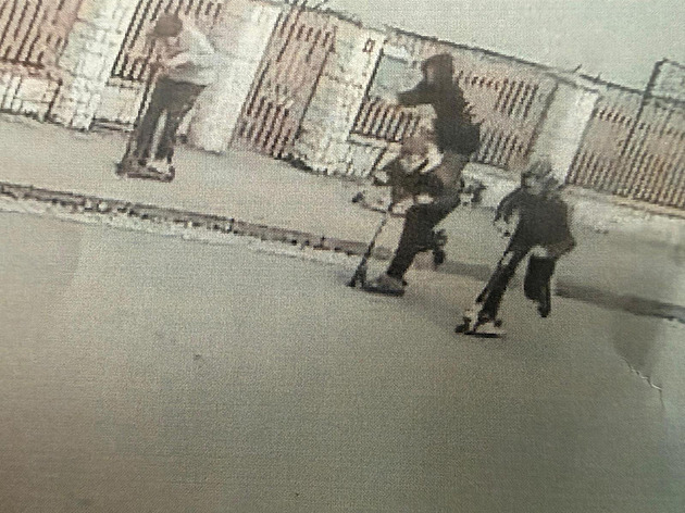 Kamení daly na koleje u Přelouče děti. Policie hledá skupinku z fotografie