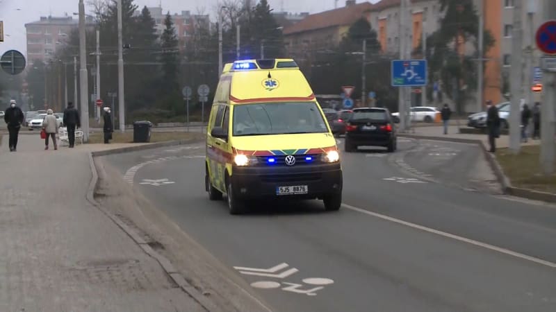 Vážná nehoda v Praze: Srazil se autobus s tramvají. Na místě jsou zranění