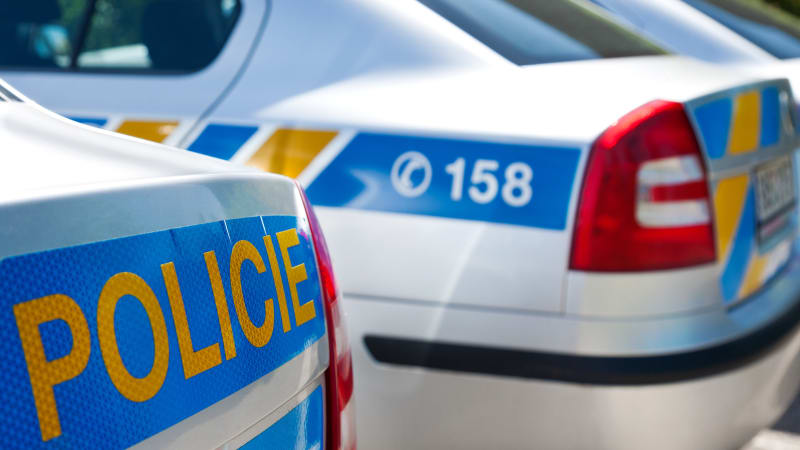 Policejní manévry v Přelouči: Ulicemi pobíhá muž se sekáčkem. Může být nebezpečný