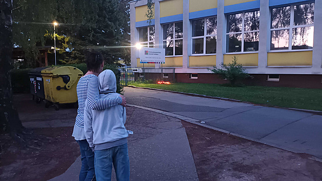 Mladíka obvinili z vraždy dívky na pardubické škole, studenti chodí k pietnímu místu