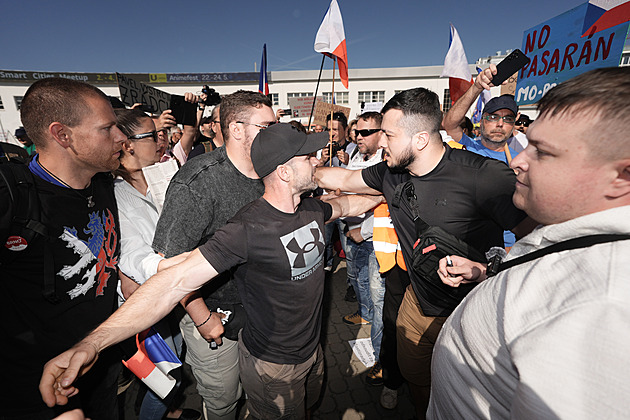 Sudetský sjezd: Odpůrci na protest stavěli barikádu z krabic, vypukla strkanice