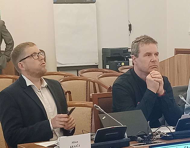 KSČM vybírá mezi Krajčou a Rounem, loučící se Konečná se dočkala ovací