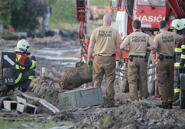 Pyrotechnik znovu v akci. U Kojetína vykopali při modernizaci tratě další munici