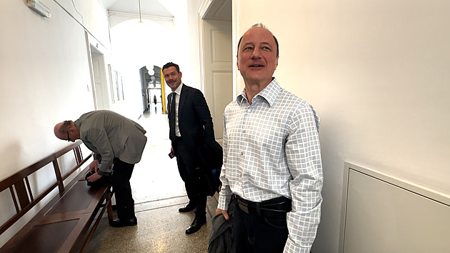 Od stíhaného exšéfa pivovarů chtějí investoři čtvrt miliardy. I za jeho studium