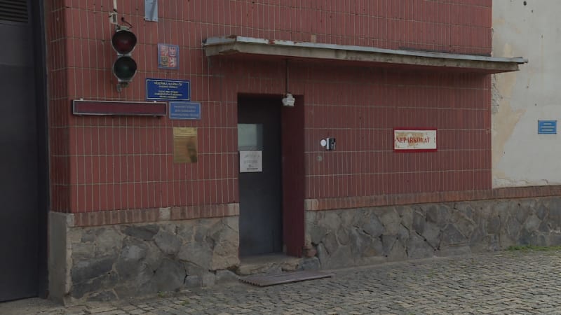 Pokus o útěk z pankrácké věznice zastavil žiletkový drát. Akci zachytily exkluzivní záběry