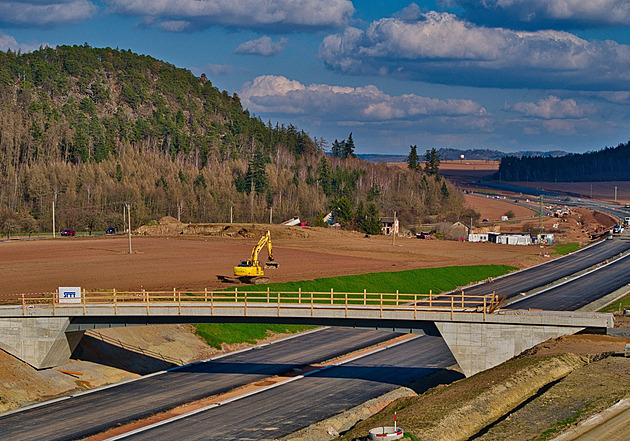 Komplikace na D6 před Prahou. Řidiči do večera neprojedou částí kvůli opravě
