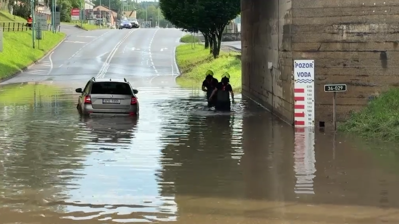 Bleskové deště zatopily silnici v Pelhřimově. Ve vzniklé laguně uvázla auta, ukazují záběry