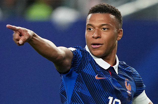 Francie - Irák 3:0, dva góly dal Mbappé, kvůli bouřce se dvě hodiny nehrálo