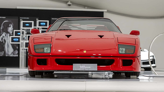 Ferrari a hudební hvězdy. Výstava v Modeně ukazuje auta Lennona či Pavarottiho