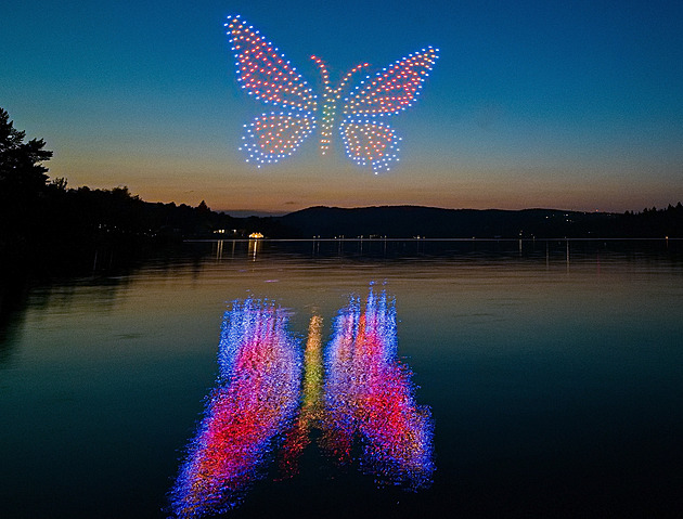 VIDEO: Nad Brněnskou přehradou vykouzlily stovky dronů neuvěřitelné obrazce