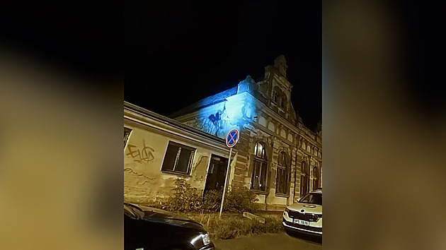Vidíš policejní auta a lezeš tam? Strážníci načapali zloděje, kradl jim ze střechy měď