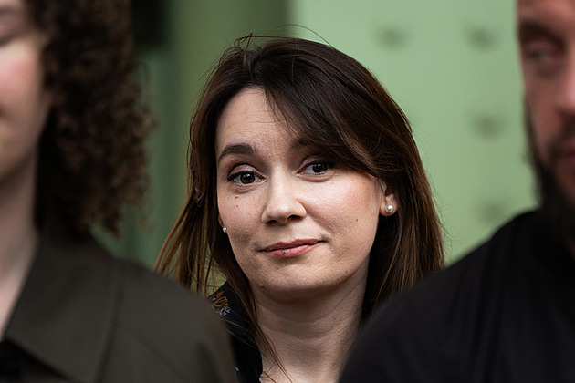 Francie vyhostí ruskou propagandistku. Cenzura, obula se do Macrona