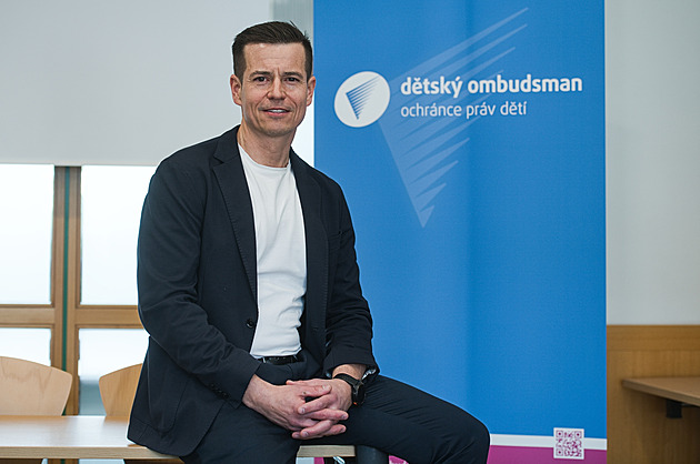 Sourozenci utekli k prarodičům. Ty soud jako pěstouny odmítl, zasáhl ombudsman