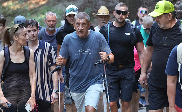 Babiš a dva ministři vyšli na Lysou horu. Náročnější než loni, hodnotil premiér