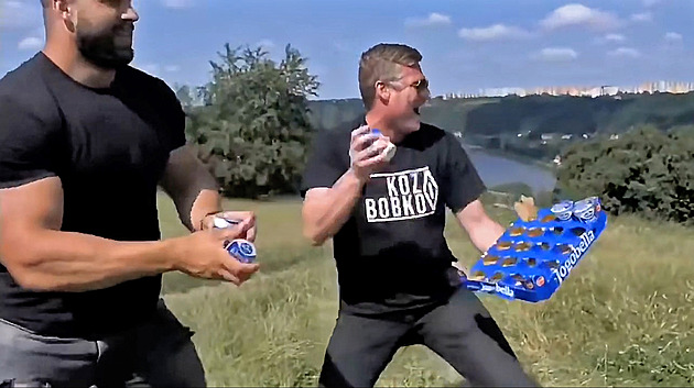 Další Turkův výstřelek, v šestatřiceti metal jogurty v kulturní památce. Hájí to mládím
