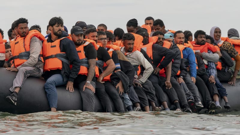 Bitva s migranty na pobřeží: Policisté jim prořízli člun, ukazují záběry. Chtěli přes La Manche