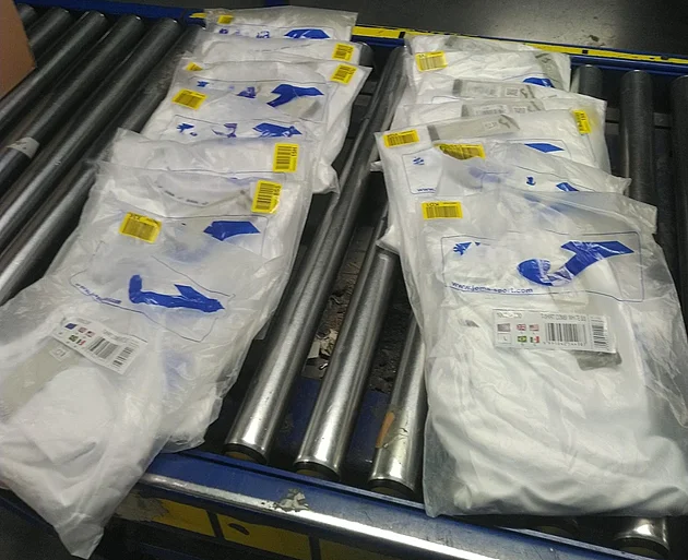 Kurýr vymyslel trik, jak se zadarmo luxusně oblékat. Podvod s balíky odhalila váha